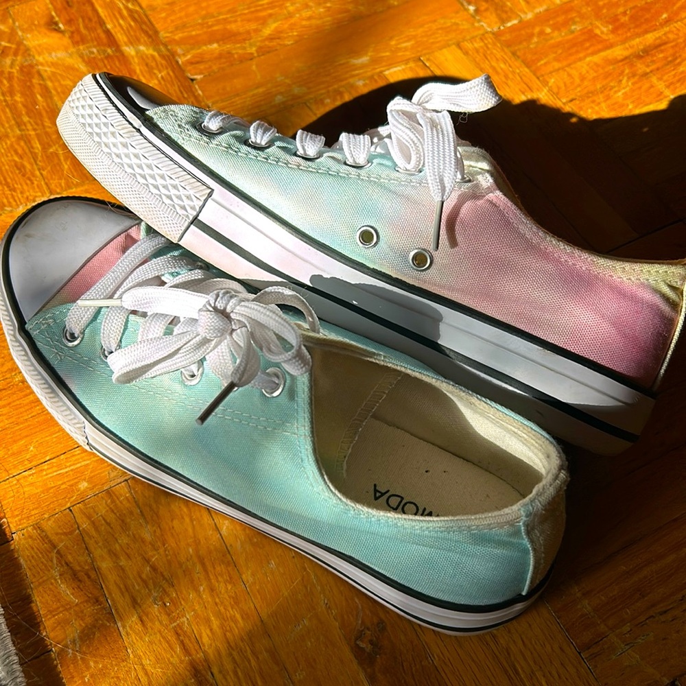 Stylish Tie dyed size 8 Top Moda tennis shoe . Worn couple times . No damage